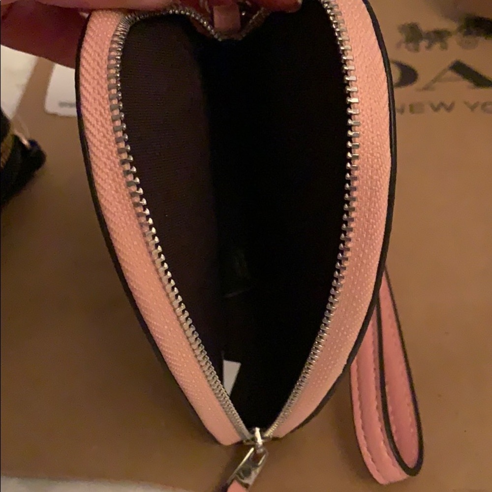 LAST ONE🎉HP🥳 COACH Jumbo Heart Shaped Wristlet - Picture 4 of 8